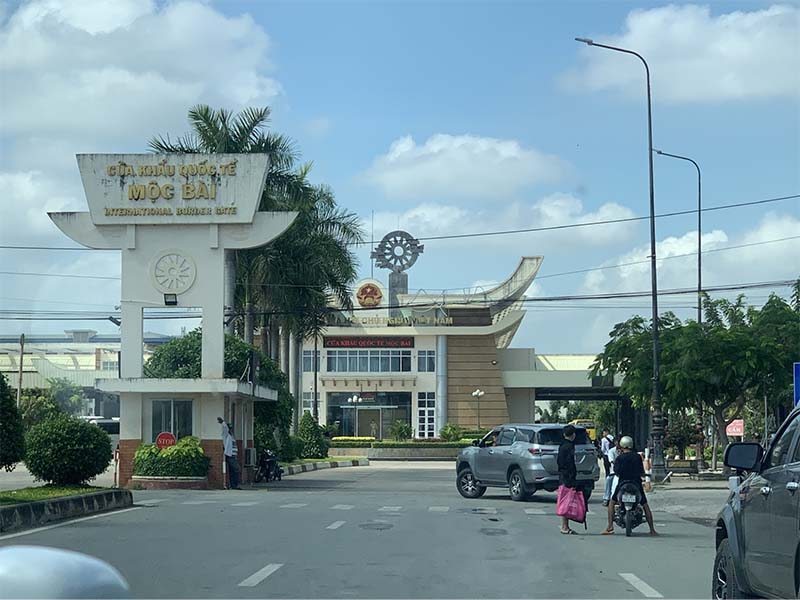 cua-khau-quoc-te-moc-bai-nhin-ben-ngoai